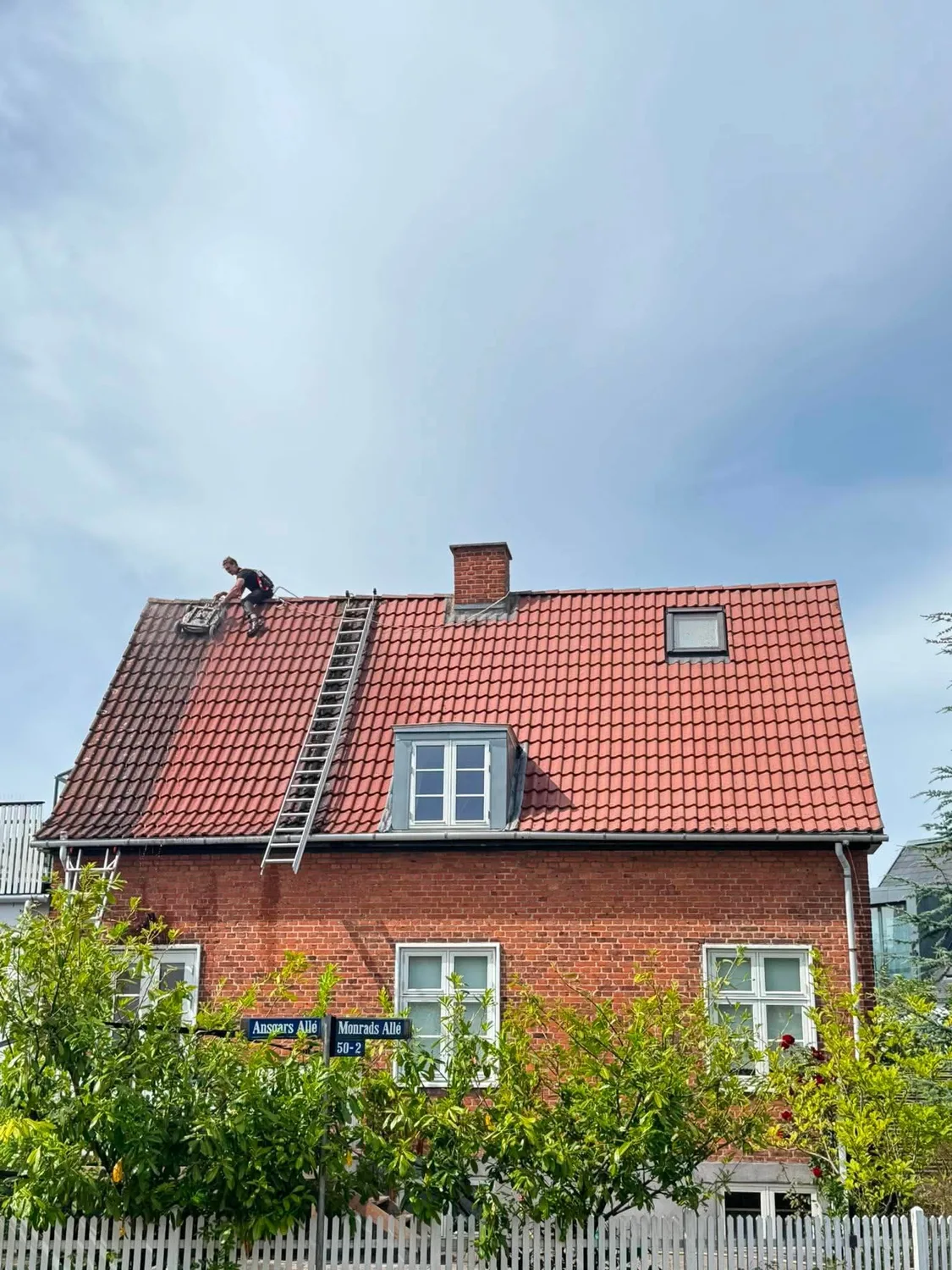 Villa på Sjælland med nyrenset, skinnende rødt tegltag efter professionel tagrens fra Hollywood Tagrens