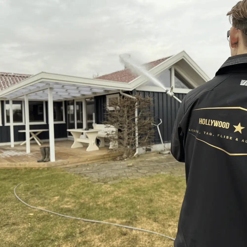 Hollywood Tagrens renser taget med lavtrykslanse på et hus på Sjælland